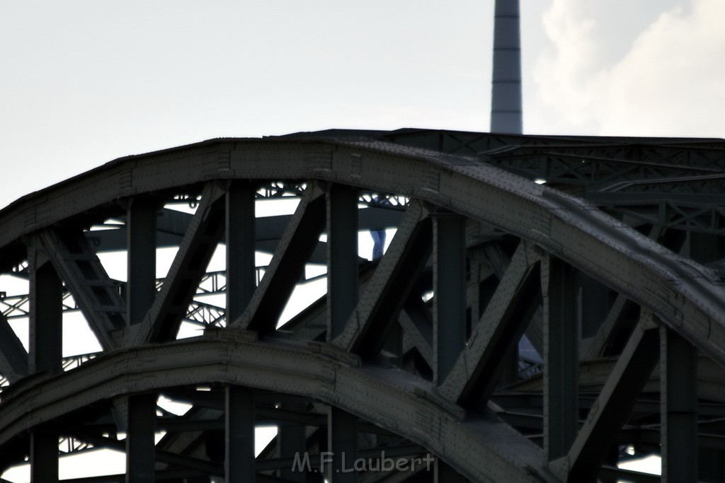 PSpringt kein Suizid Brueckenspringer Koeln Hohenzollernbruecke P090.JPG - Miklos Laubert